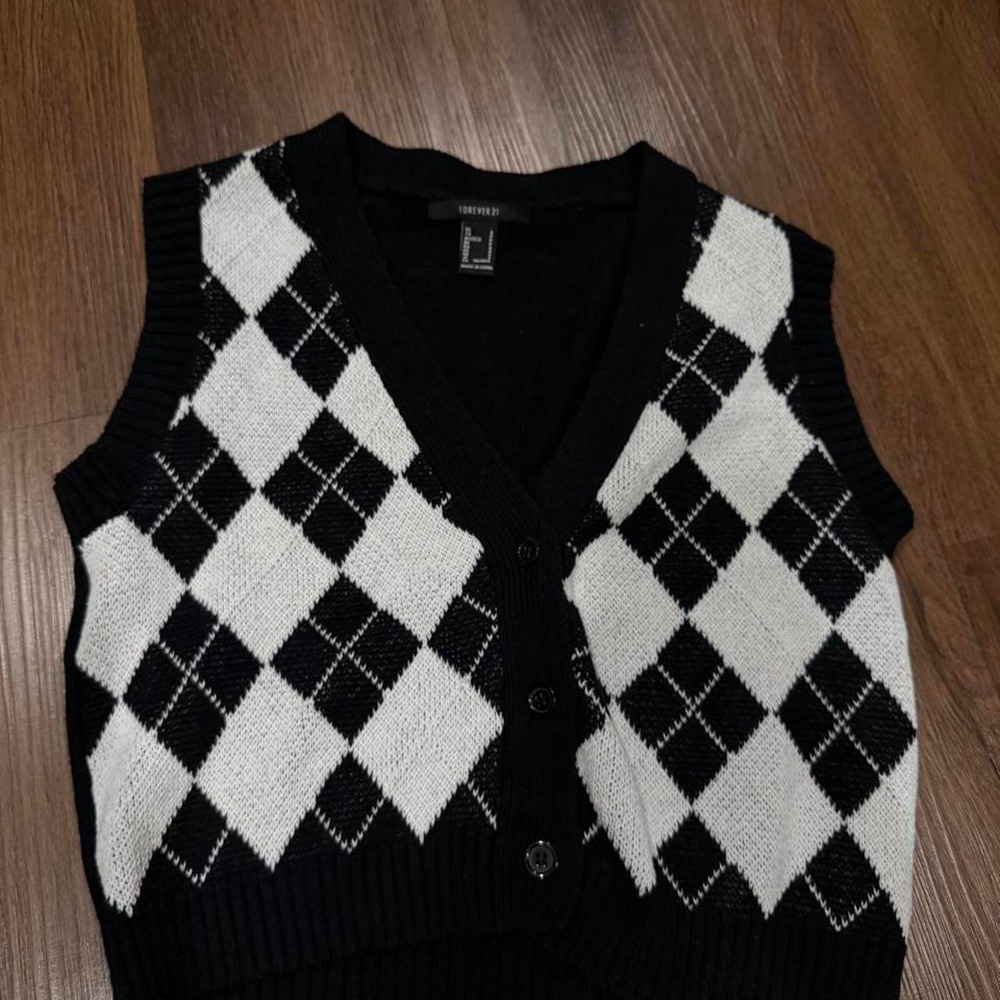 Forever 21 black & white argyle sweater vest in a women size S